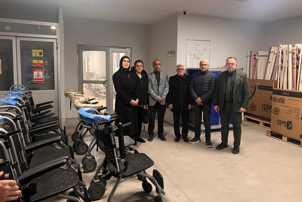 Hasta yakını olarak zorluk yaşadı, hastalar için sandalye bağışladı