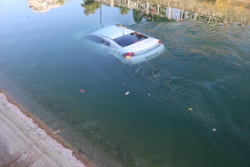 Adana'da sulama kanalına düşen otomobildeki 3 kişi kazadan yara almadan kurtuldu