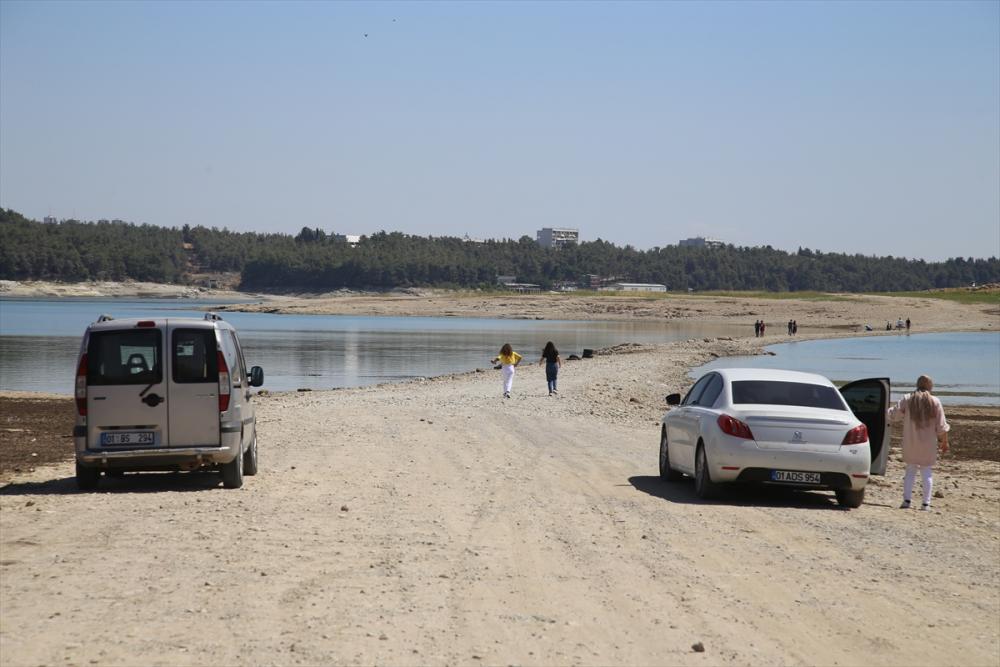 Adana'da baraj gölünde sular çekilince adaya giden yürüyüş yolu ortaya çıktı
