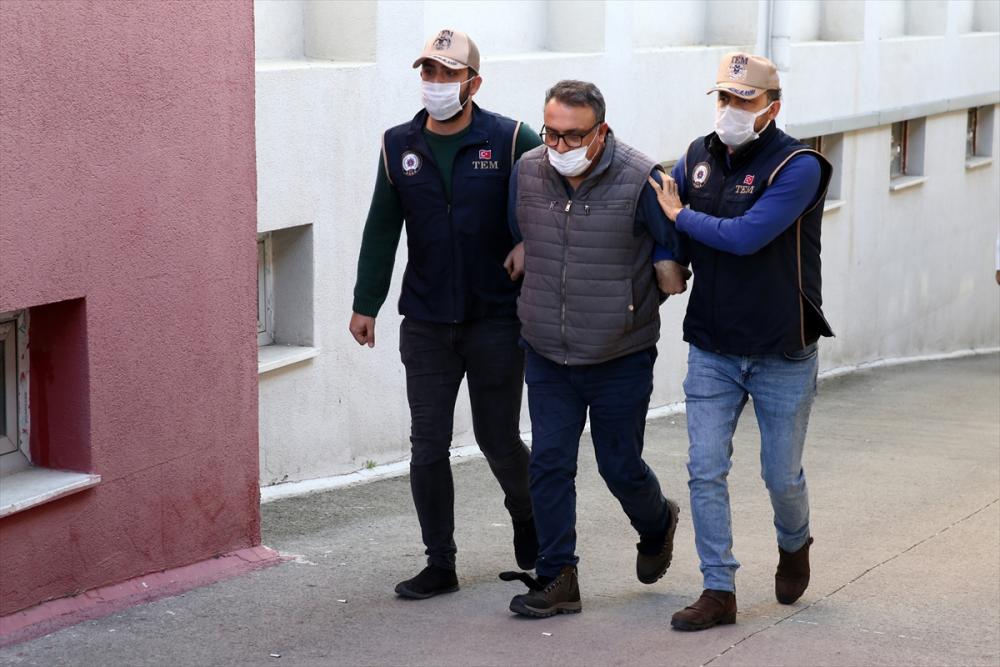 Adana merkezli 3 ildeki FETÖ/PDY operasyonunda yakalanan 5 zanlıdan 1'i tutuklandı