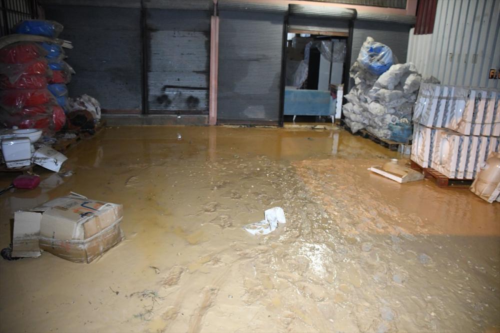 Adana'da patlayan su borusu nedeniyle bazı ev ve iş yerlerini su bastı