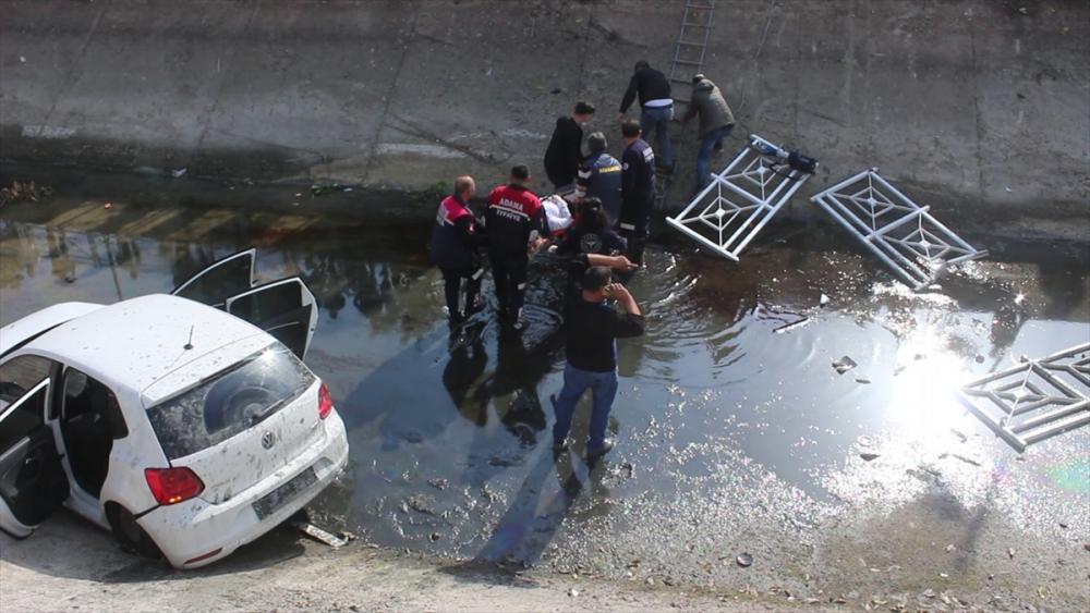 Adana'da boş sulama kanalına devrilen otomobilin sürücüsü yaralandı