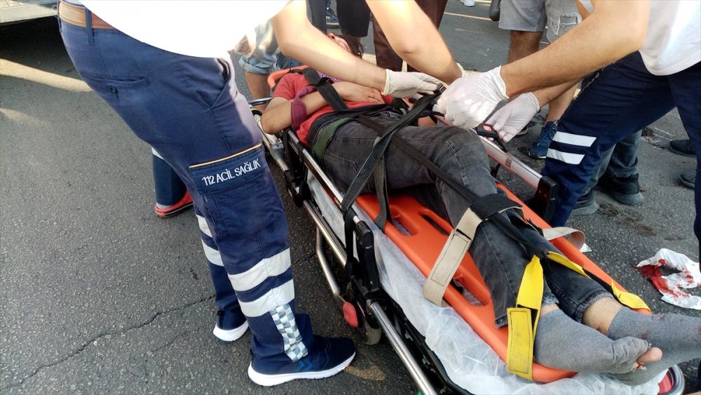Adana'da hafif ticari kamyonet ile motosiklet çarpıştı: 1 yaralı