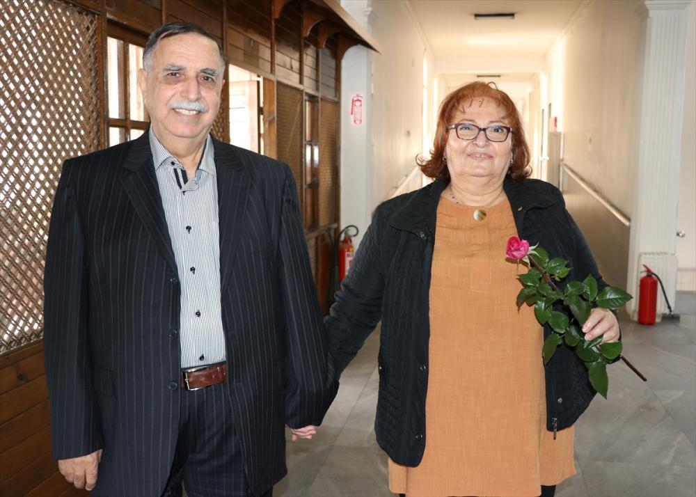 Adana'da 46 yıllık evli çift, mutluluklarını huzurevinde de sürdürüyor