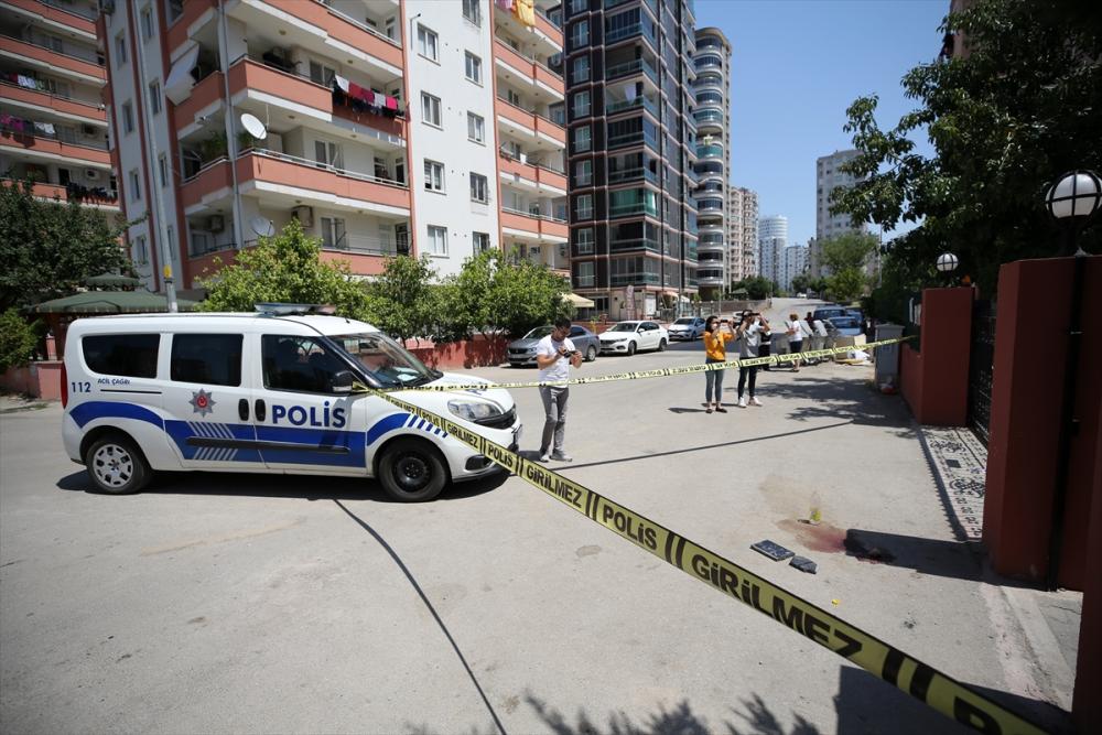 Adana'da kocasının başına taşla vurduğu kadın yaralandı