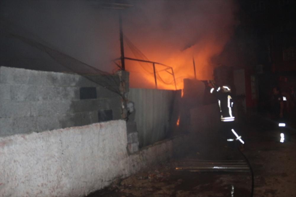 Adana'da halı deposunda kundaklama sonucu çıktığı belirtilen yangın söndürüldü