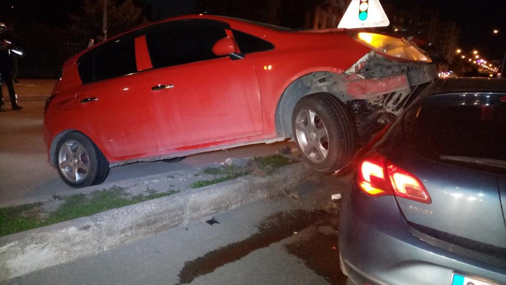Adana'da otomobilin çaptığı 2 motosiklet sürücüsü yaralandı