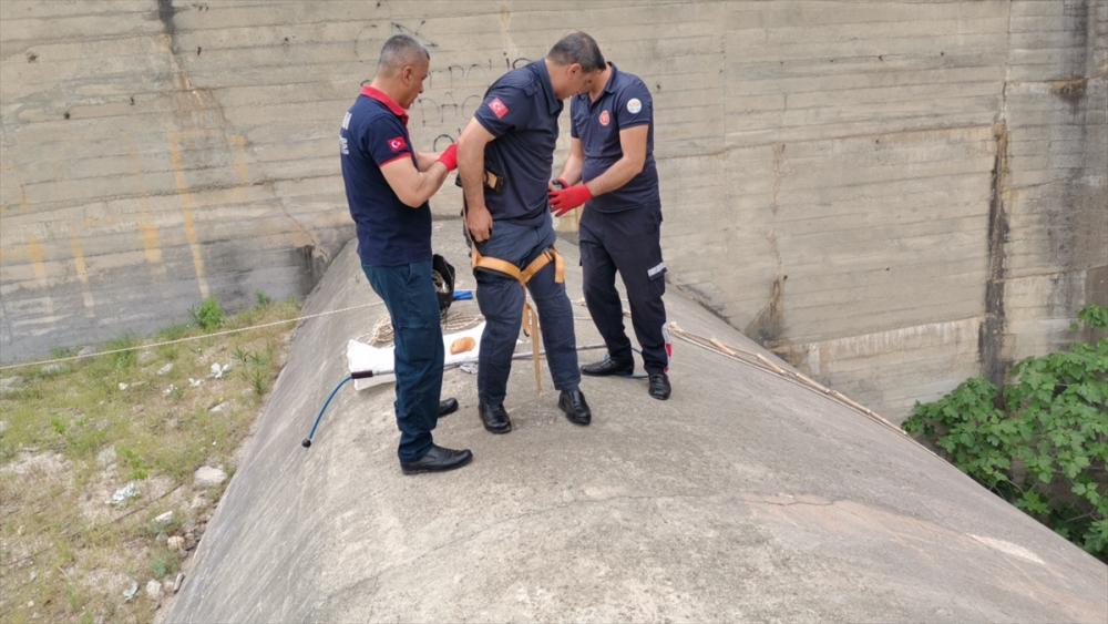 Adana'da 12 metrelik çukura düşen köpek kurtarıldı