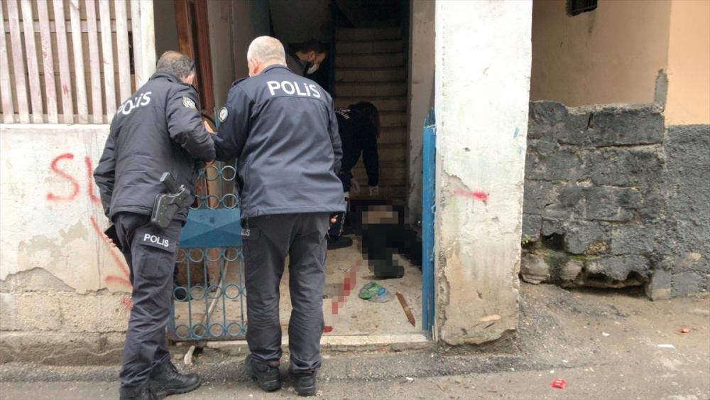 Adana'da arkadaşının evinde silahlı saldırıya uğrayan kişi hayatını kaybetti