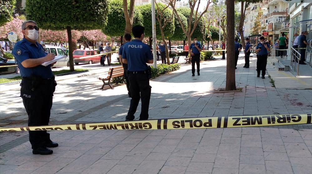 Adana'da kaldırımda yürürken silahla bacaklarından vurulan kişi yaralandı