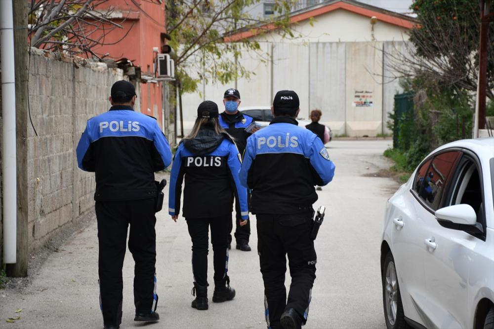 Adana'da polis, falcı ve seyyar satıcı gibi evlere giden dolandırıcılara karşı vatandaşı uyardı