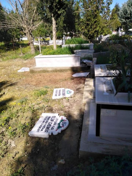 Adana'da şehit kabirlerinin de arasında olduğu 79 mezar tahrip edildi