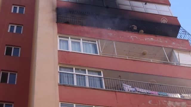 Adana'da evlerinde çıkan yangını söndürmeye çalışan anne ile iki çocuğu dumandan etkilendi