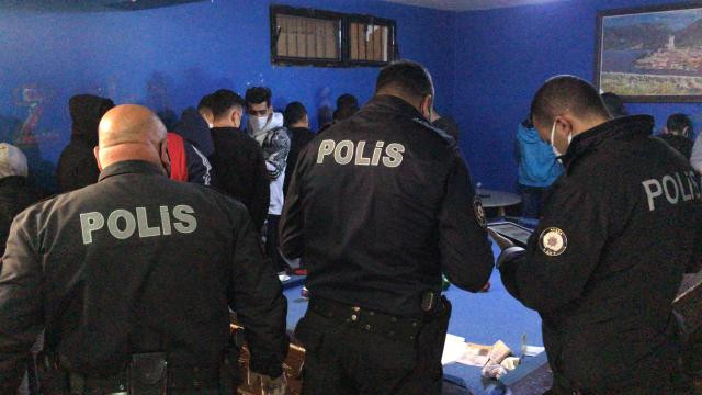 Adana'da kafede Kovid-19 tedbirlerini ihlal eden 20 kişiye para cezası uygulandı