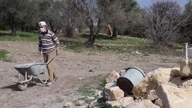Kaya parçaları Suriyeli Abdülvahit ustanın elinde tepsiye dönüşüyor