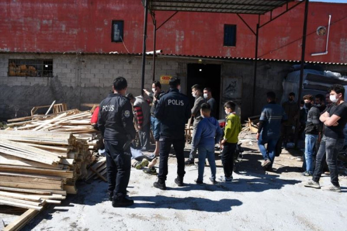 Adana'da mobilya imalat atölyesinde üzerine kereste yığını devrilen işçi öldü