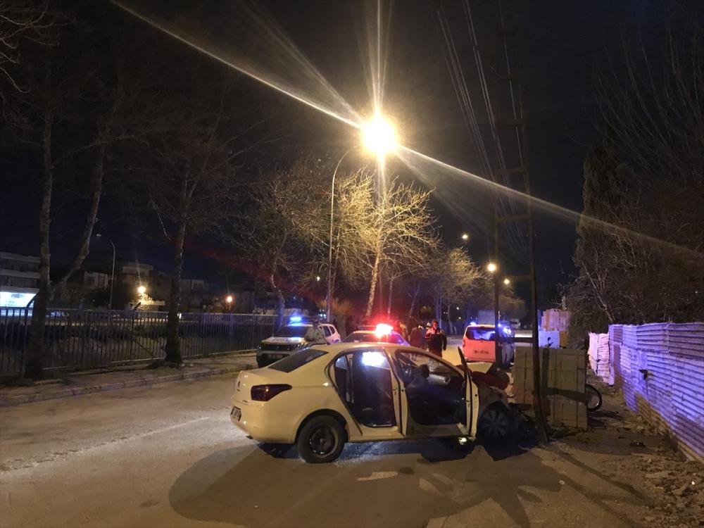 Adana'da elektrik direğine çarpan otomobildeki üç kişi yaralandı