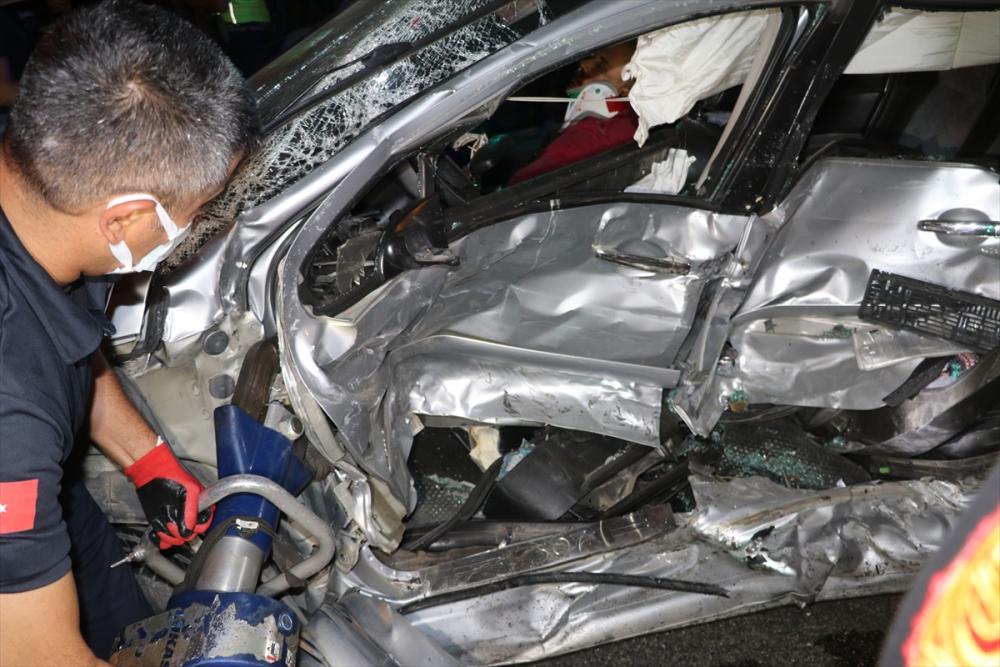 Adana'da otomobil ile minibüs çarpıştı: 1 ölü, 3 yaralı
