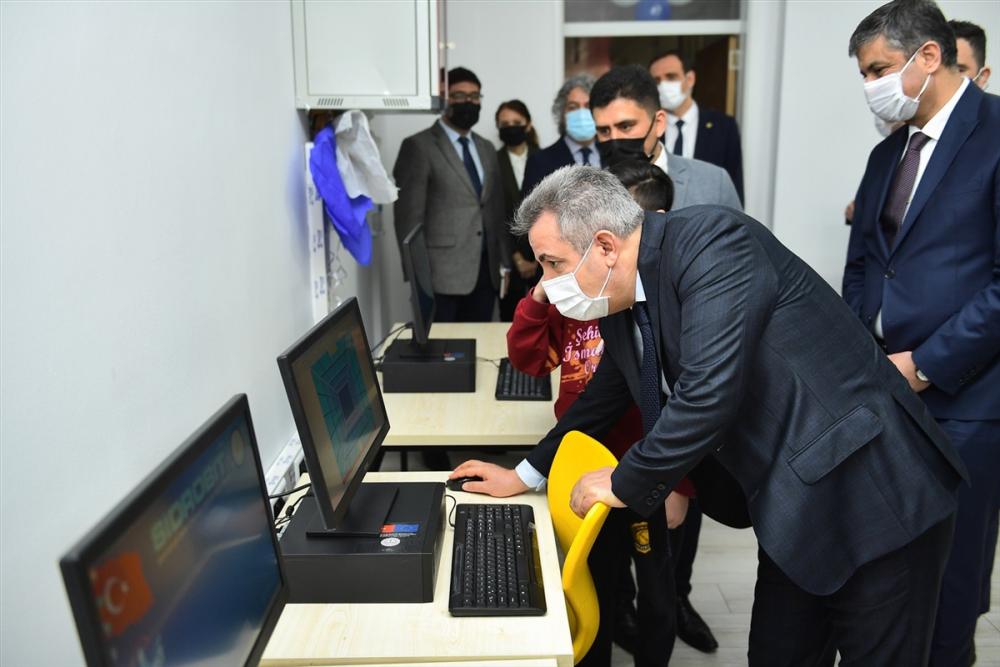 Vali Elban, robotik kodlama ve bilgisayar teknolojileri sınıflarının açılışını yaptı