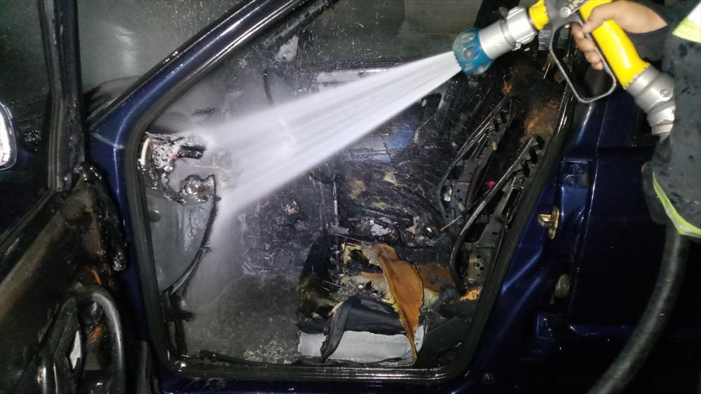 Adana'da bir alışveriş merkezinin otoparkında yanan otomobil kullanılmaz hale geldi