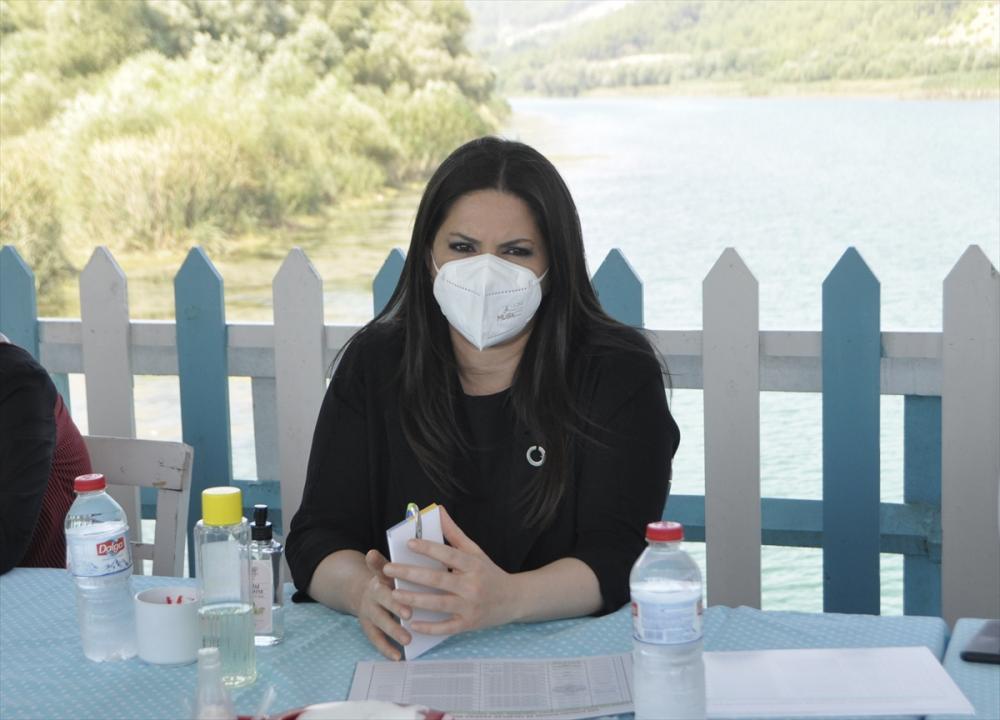 AK Partili Sarıeroğlu, Adana'da orman yangınından etkilenen vatandaşlarla bir araya geldi