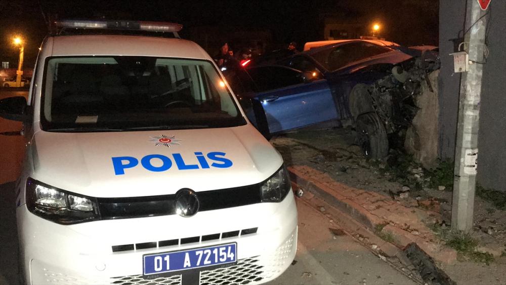 Adana'da 2 şüpheli polisten kaçarken kaza yaptı