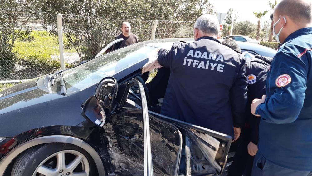 Adana'da iki otomobilin çarpıştığı kazada sürücüler yaralandı