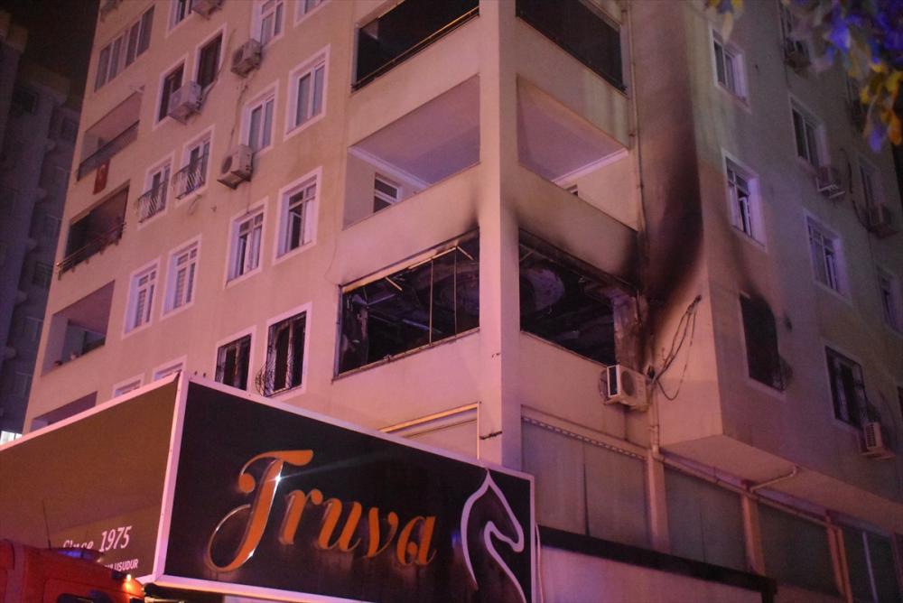 Adana'da evde çıkan yangında 1 kişi hayatını kaybetti, 3 kişi yaralandı
