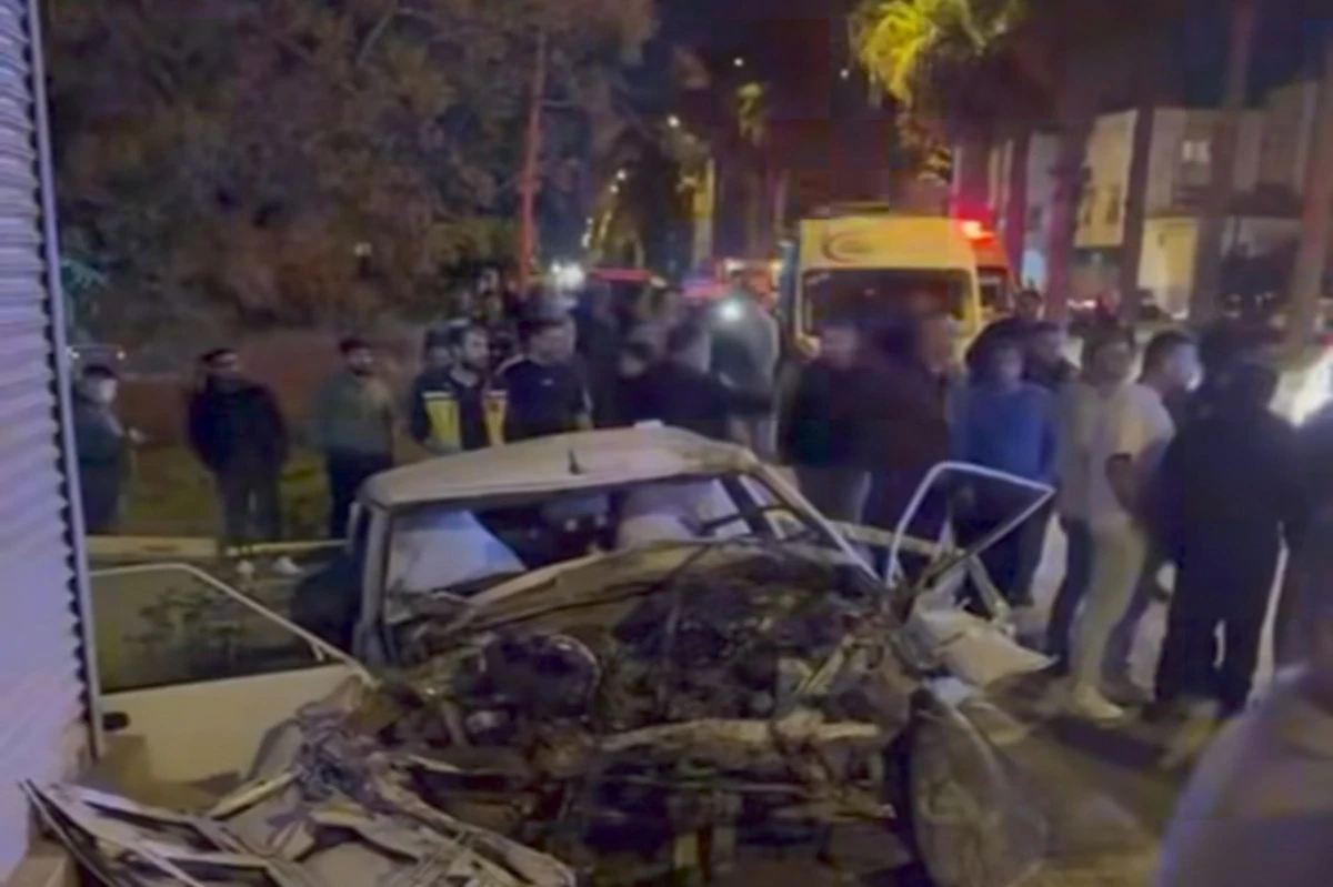 Adana'da &ccedil;ocukların kullandığı otomobil kaza yaptı: 1 &ouml;l&uuml;, 1 ağır yaralı