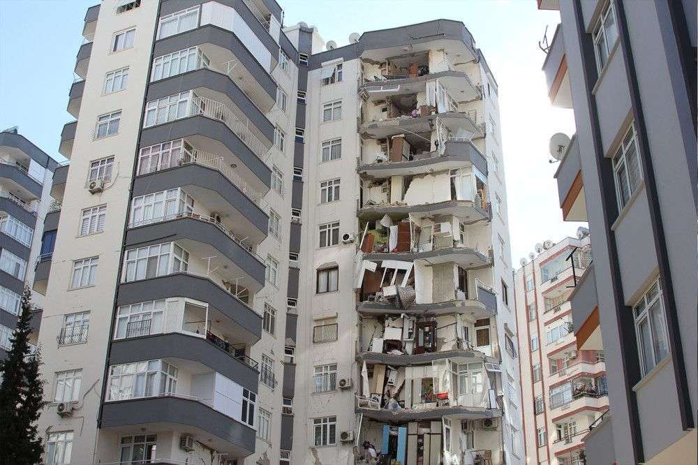 Adana'da çok sayıda bina kullanılmaz hale geldi