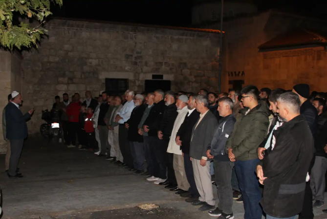 Adana'da Filistin için sabah namazında dua edildi 