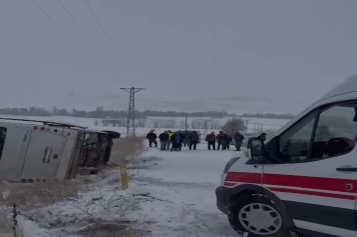 Adana'da iş&ccedil;ileri taşıyan minib&uuml;s karda devrildi: Yaralılar var