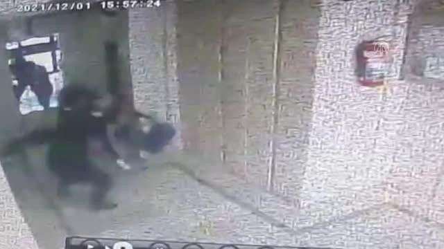 Adana'da komşu kadınlar arasındaki kavga güvenlik kamerasında