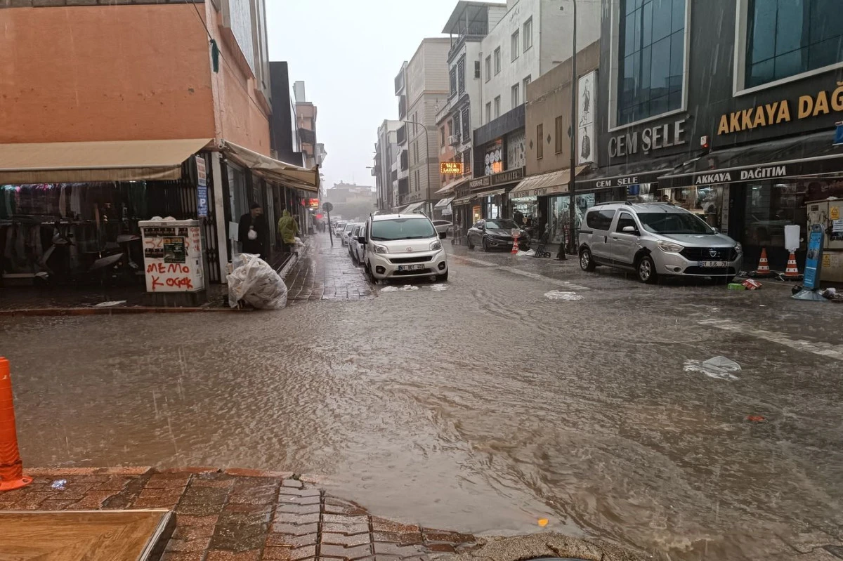 Adana&rsquo;da kuvvetli yağışta yetersiz altyapı yeniden g&uuml;ndemde