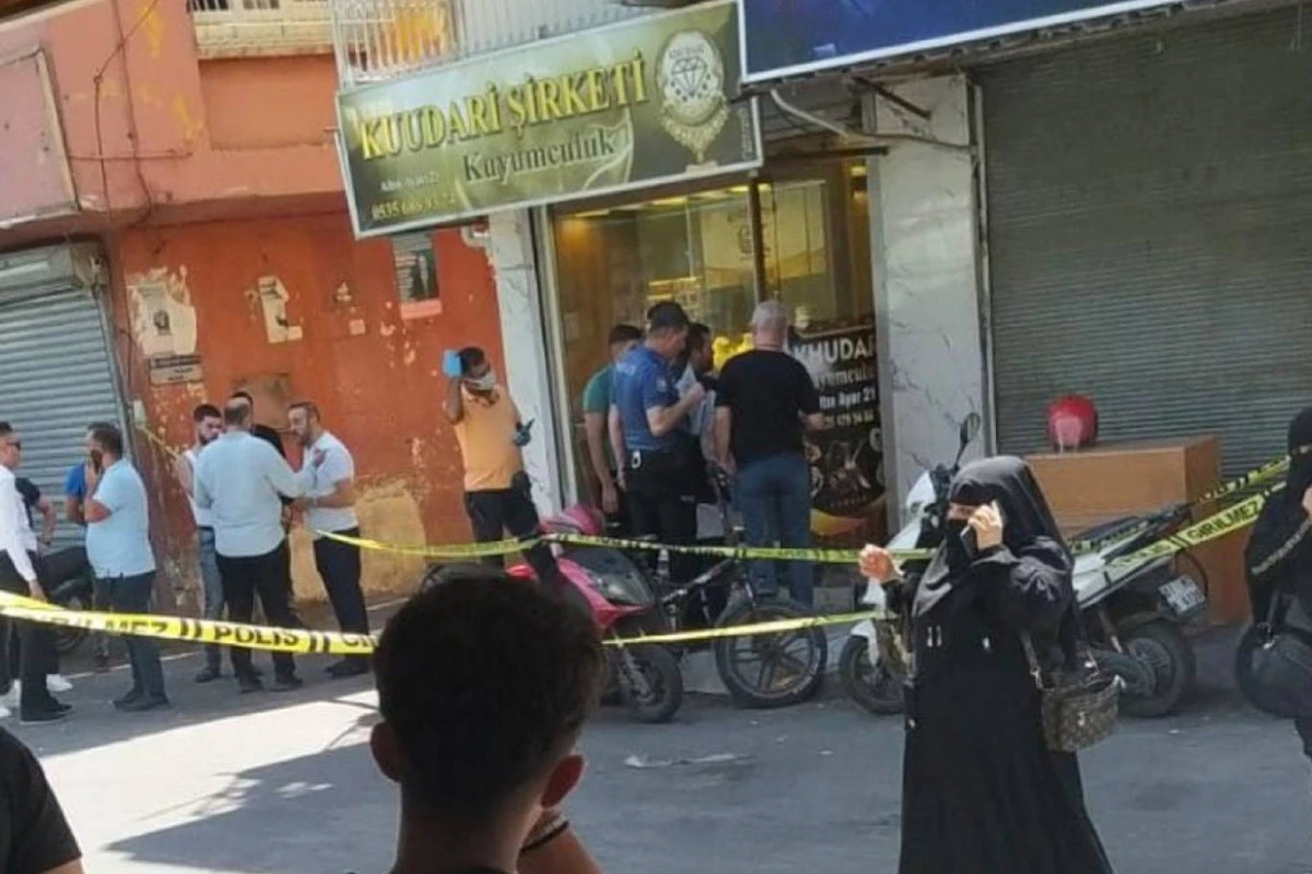 Adana’da kuyumcuya silahlı saldırı: 2 kişi yaralandı, 1 kilogram altın çalındı