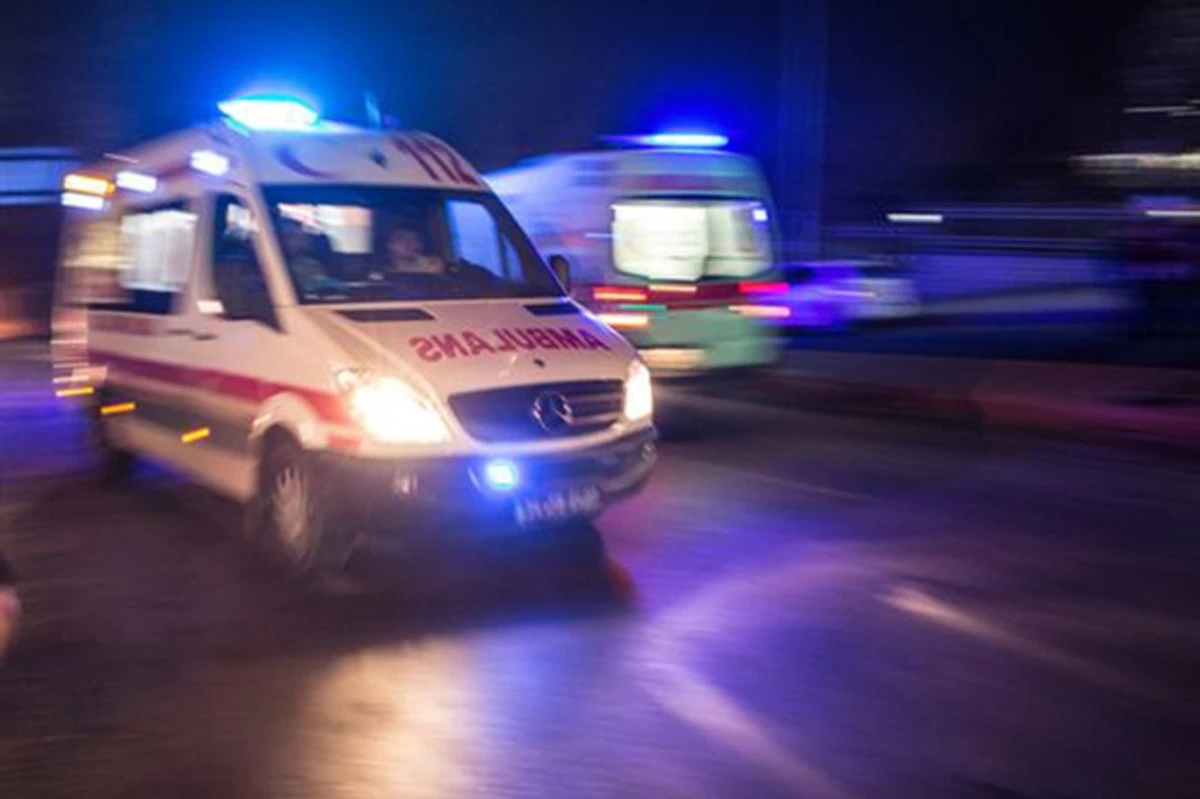 Adana'da otomobil akaryakıt tankerine &ccedil;arptı: 1 &ouml;l&uuml;, 2 yaralı 