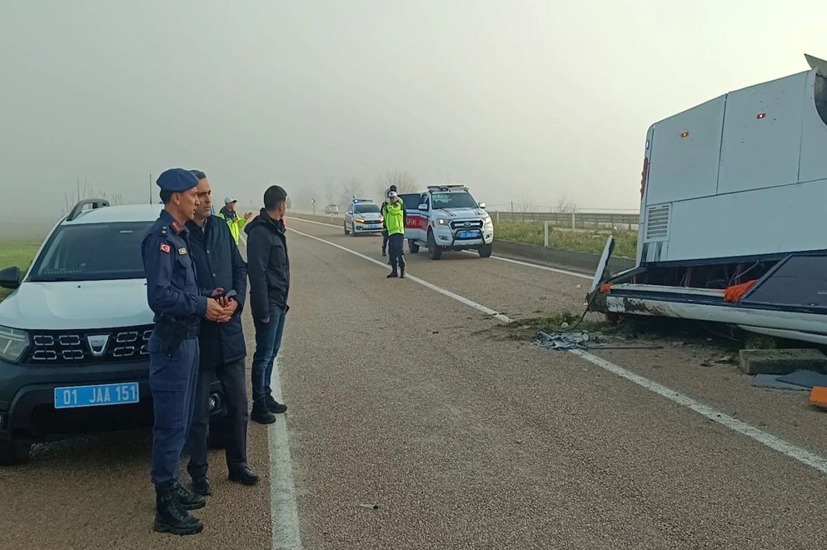 Adana&rsquo;da yolcu otob&uuml;s&uuml; devrildi: 2 &ouml;l&uuml;, 19 yaralı