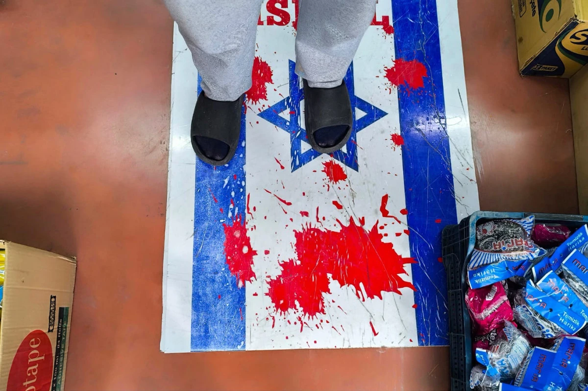 Adanalı esnaf, soykırıma tepki için dükkanında yerlere siyonist paçavrası serdi