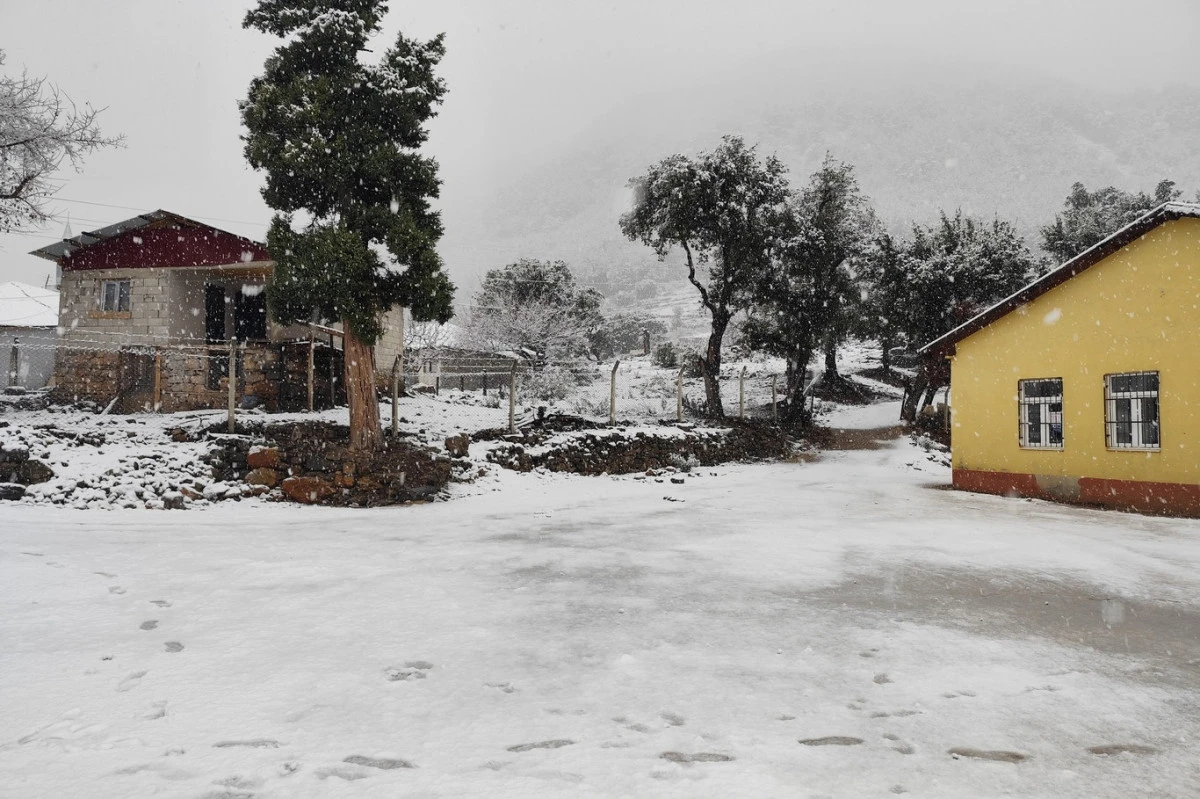 Adana&rsquo;nın y&uuml;ksek kesimleri beyaza b&uuml;r&uuml;nd&uuml;