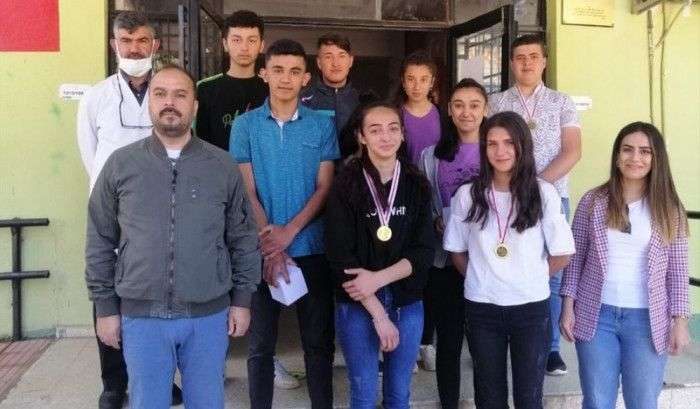 Aladağ'da en çok kitap okuyan öğrenciler ödüllendirildi