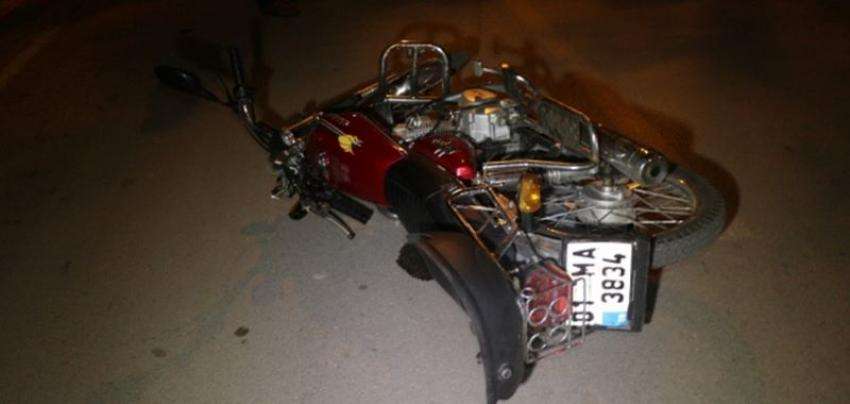 Adana'da refüje çarpan motosikletin sürücüsü yaralandı