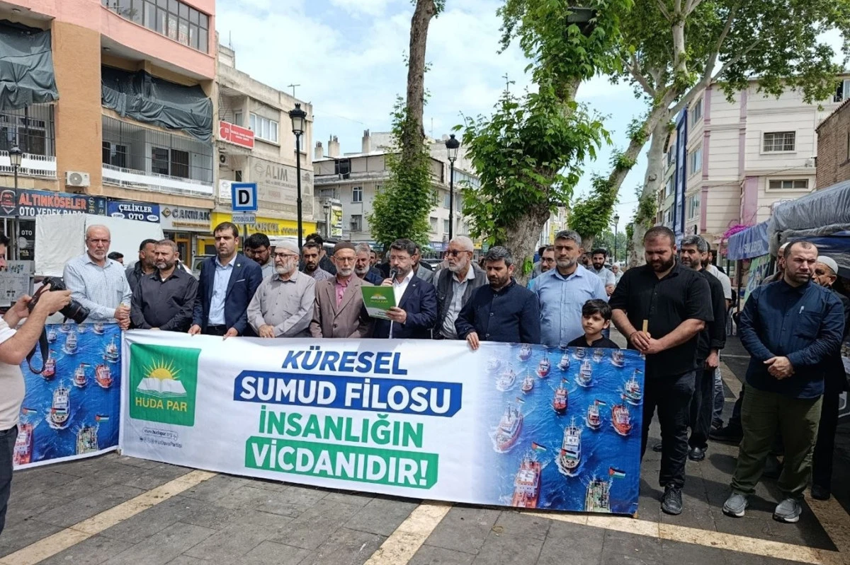H&Uuml;DA PAR'dan Adana'da Sumud Filosu eylemi: Siyonistler b&uuml;t&uuml;n insanlığını onurunu hedef alıyor