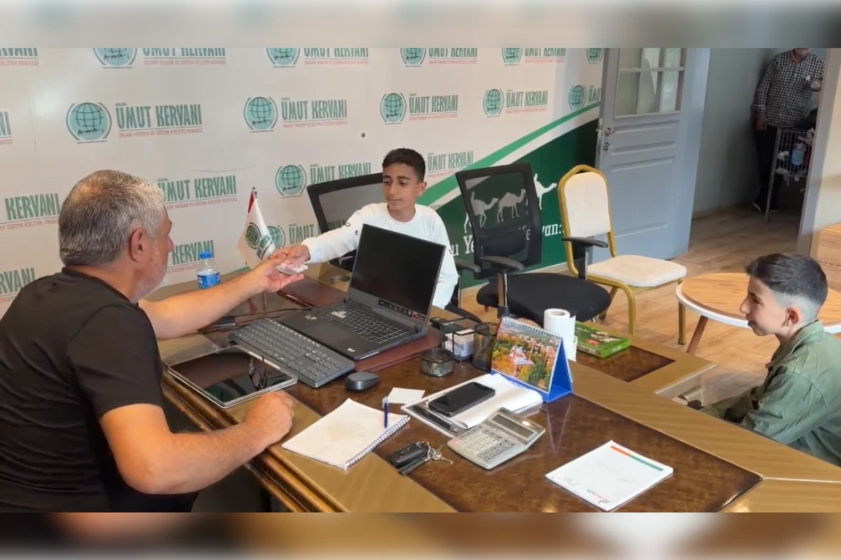 Minik y&uuml;reklerden Gazze&rsquo;ye limonata gelirli destek