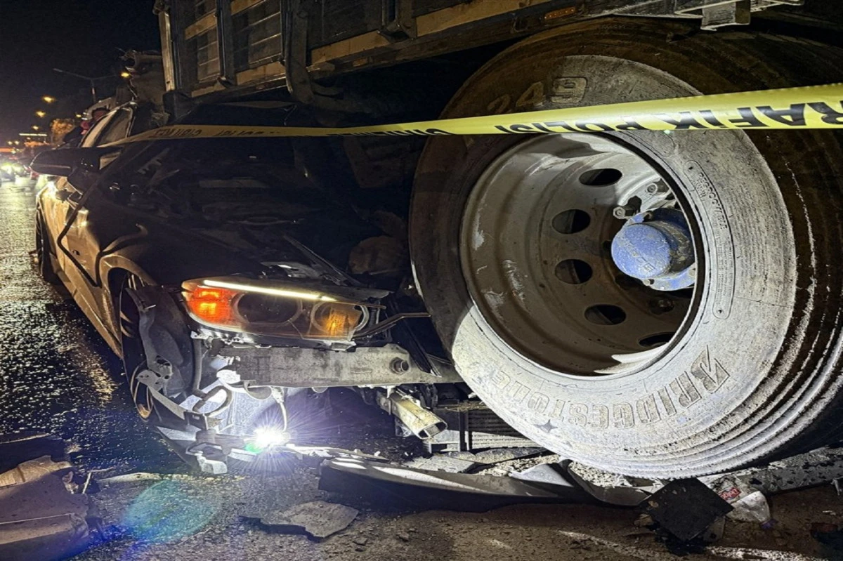 Otomobil duran kamyona &ccedil;arptı: 1 &ouml;l&uuml;, 2 yaralı