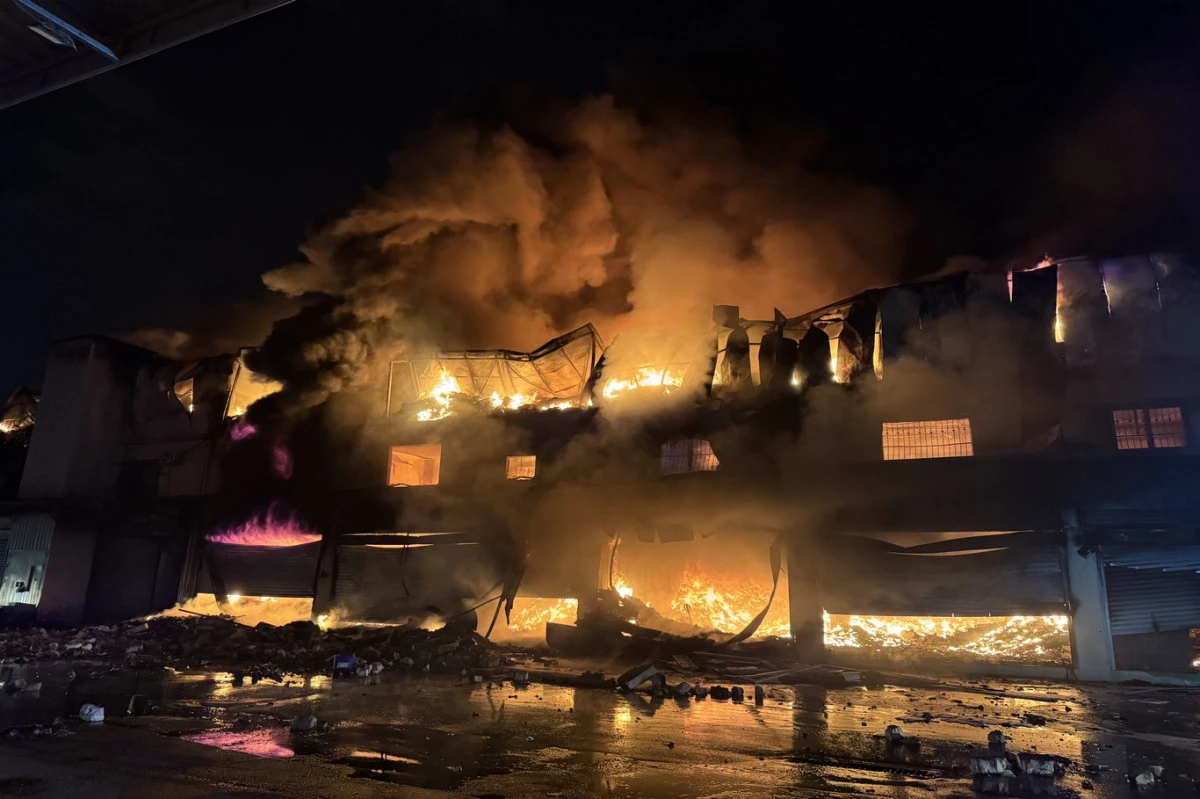 Seyhan Ticaret Merkezinde çıkan Yangın kontrol altına alındı