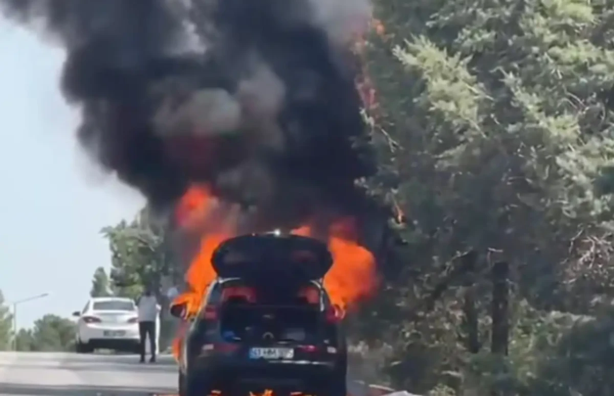 Seyir halindeki araçta çıkan yangın maddi hasara yol açtı 