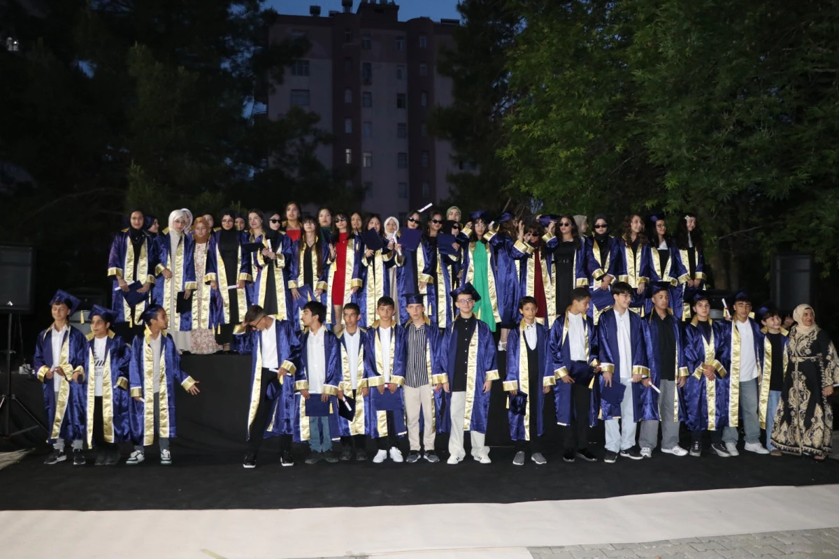 YAŞAR RUKİYE KISACIK ORTAOKULU’NDAKİ MEZUNİYET GECESİ YÜREKLERİ ISITTI